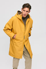 Dominik ist 1.91m und trägt Größe L