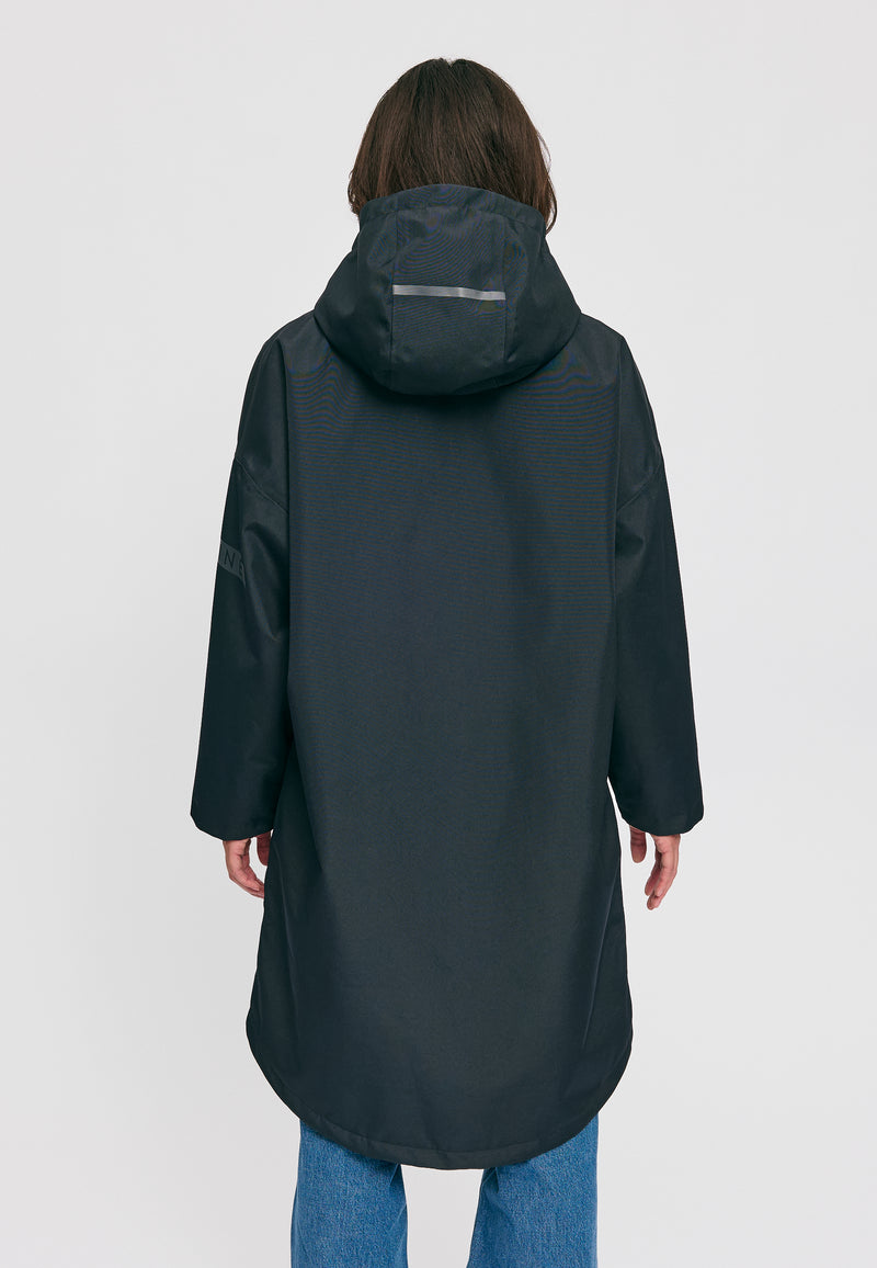 Kate ist 1.75m und trägt Größe S