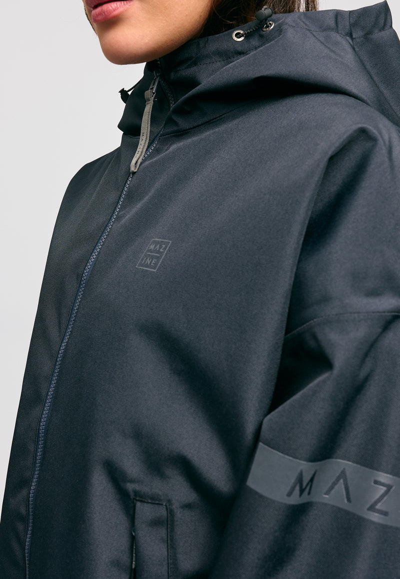 Kate ist 1.75m und trägt Größe S