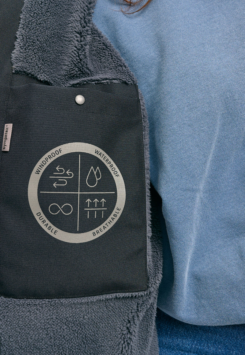 Kate ist 1.75m und trägt Größe S