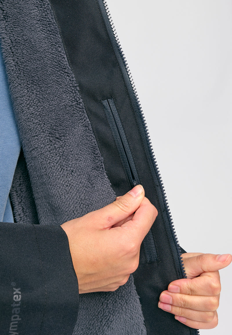 Kate ist 1.75m und trägt Größe S