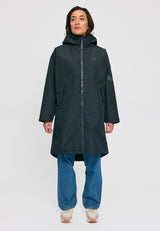 Kate ist 1.75m und trägt Größe S