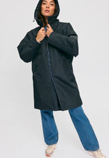 Kate ist 1.75m und trägt Größe S