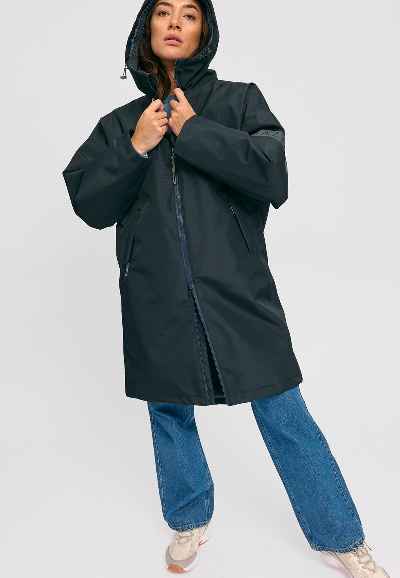 Kate ist 1.75m und trägt Größe S