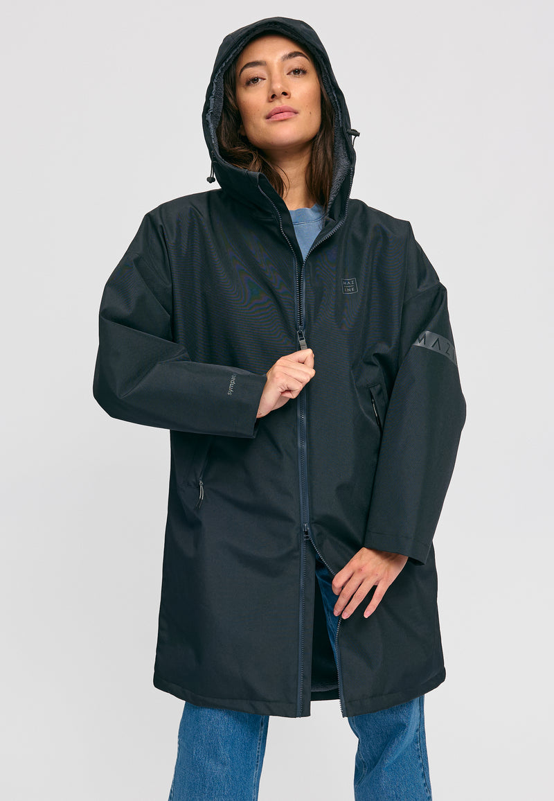 Kate ist 1.75m und trägt Größe S