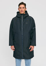 Dominik ist 1.91m und trägt Größe L