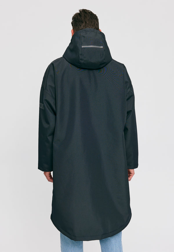 Dominik ist 1.91m und trägt Größe L