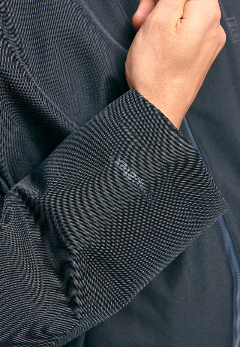 Dominik ist 1.91m und trägt Größe L