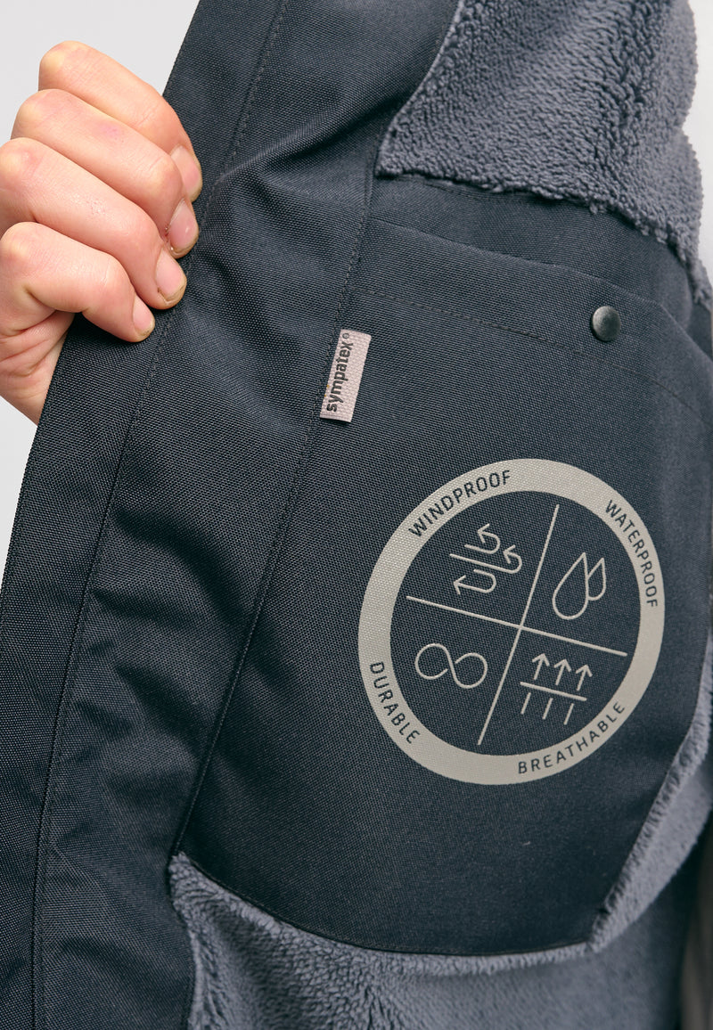 Dominik ist 1.91m und trägt Größe L