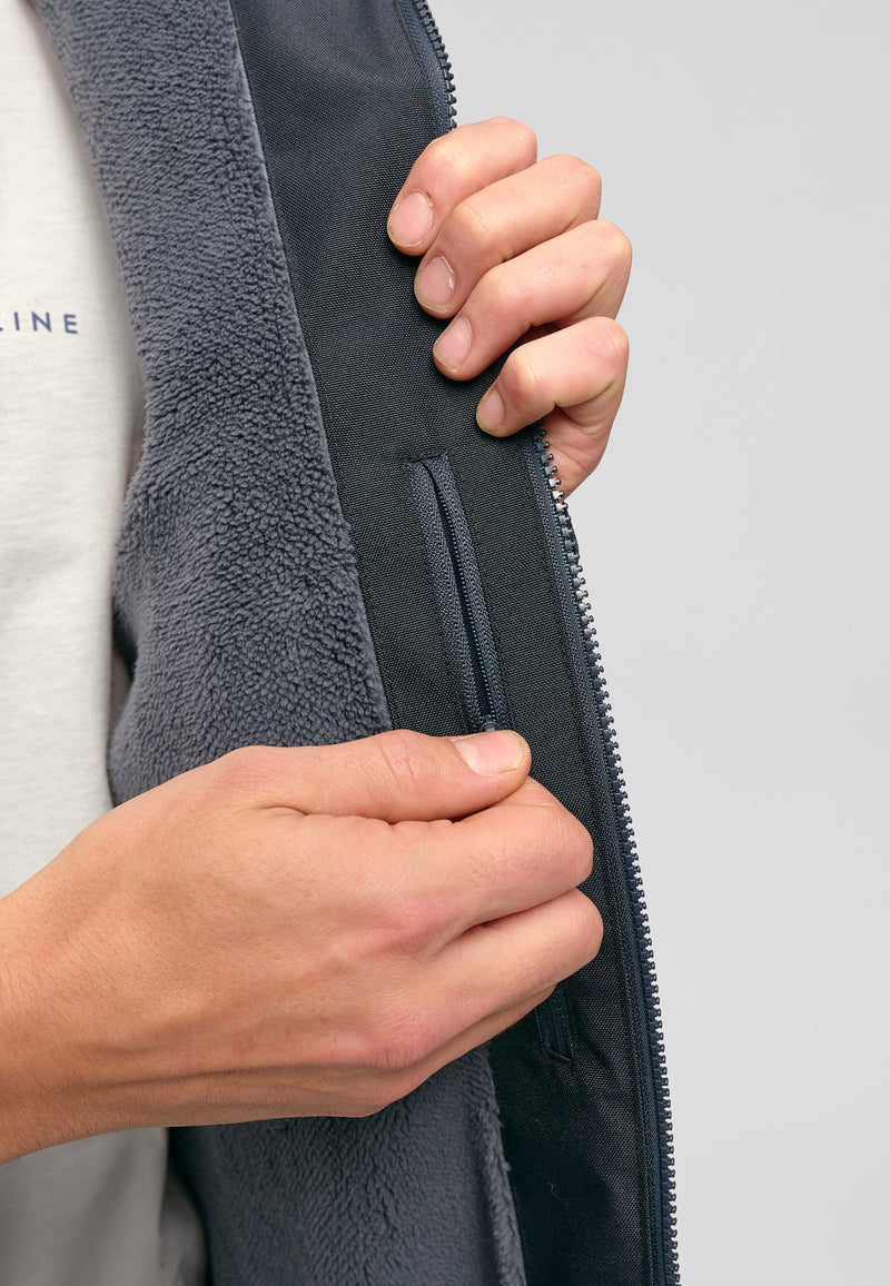 Dominik ist 1.91m und trägt Größe L