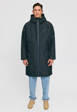 Dominik ist 1.91m und trägt Größe L