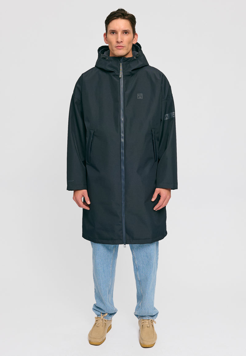 Dominik ist 1.91m und trägt Größe L