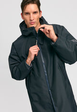 Dominik ist 1.91m und trägt Größe L