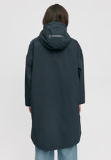 Kate ist 1.75m und trägt Größe S