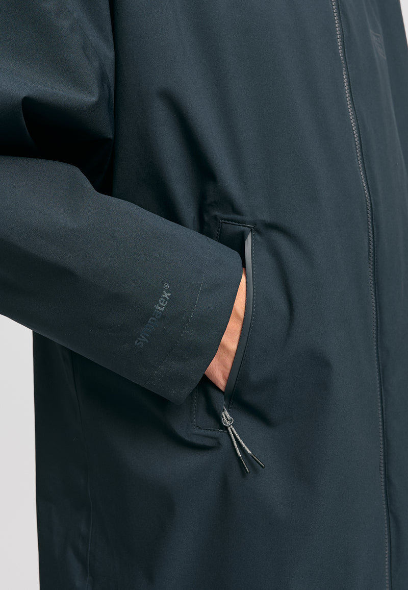 Kate ist 1.75m und trägt Größe S