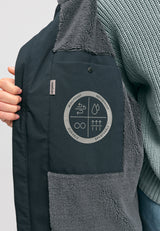 Kate ist 1.75m und trägt Größe S