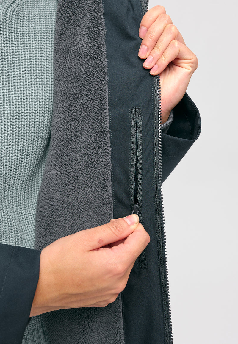 Kate ist 1.75m und trägt Größe S