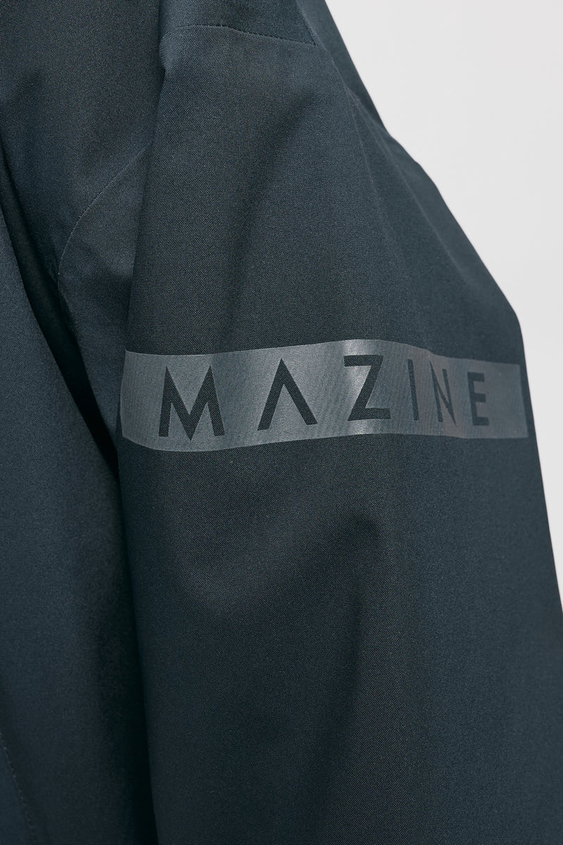 Kate ist 1.75m und trägt Größe S