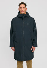 Dominik ist 1.91m und trägt Größe L