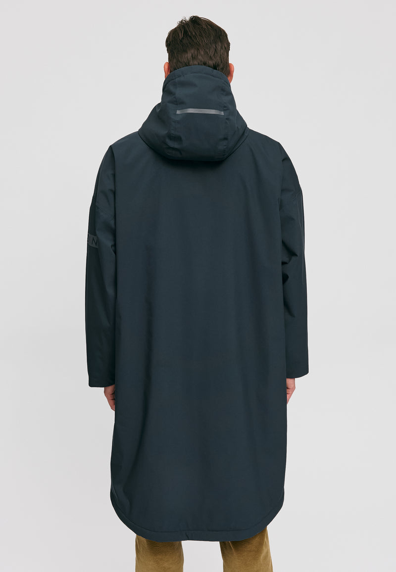 Dominik ist 1.91m und trägt Größe L