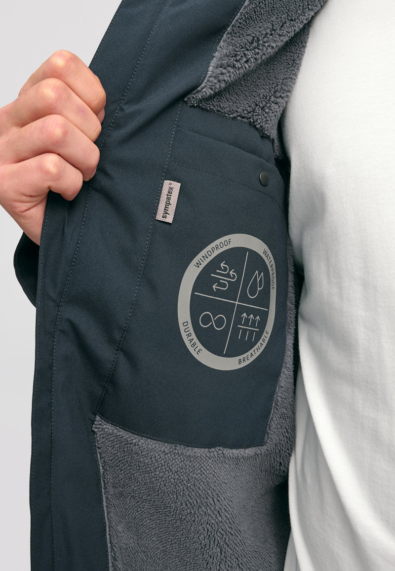 Dominik ist 1.91m und trägt Größe L