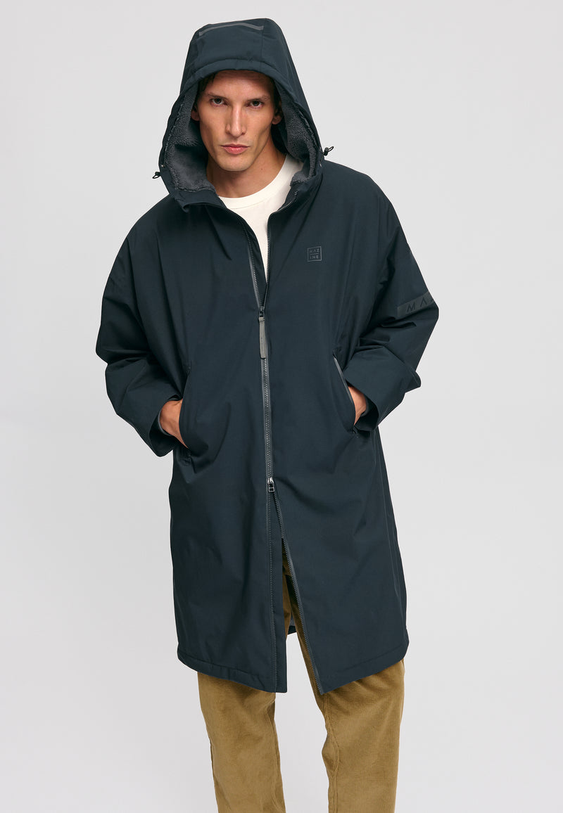 Dominik ist 1.91m und trägt Größe L