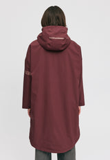 Kate ist 1.75m und trägt Größe S