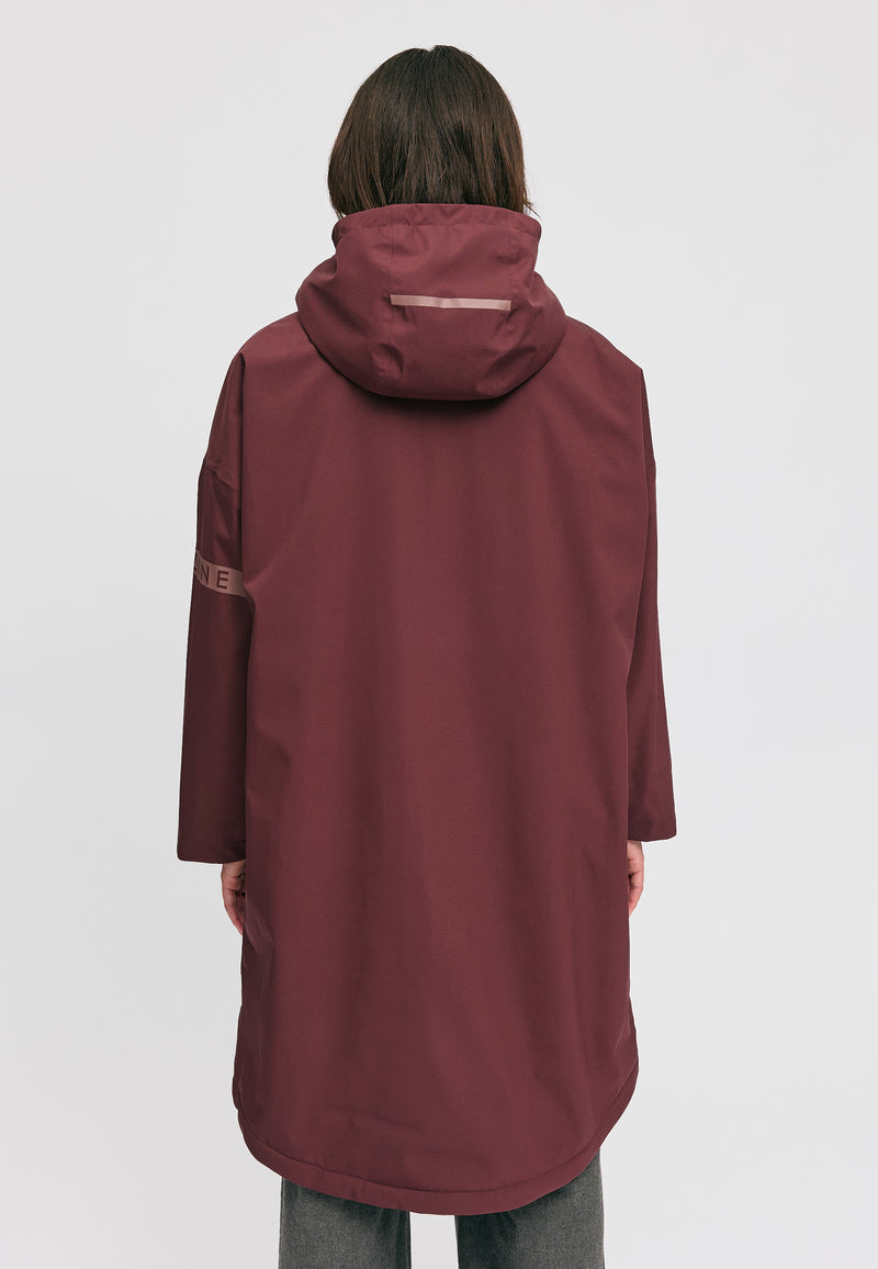 Kate ist 1.75m und trägt Größe S