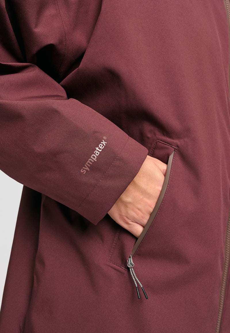 Kate ist 1.75m und trägt Größe S