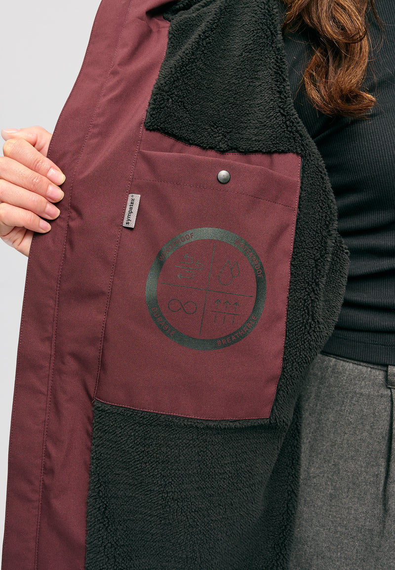 Kate ist 1.75m und trägt Größe S