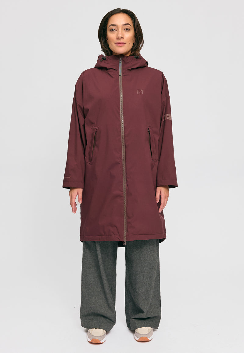 Kate ist 1.75m und trägt Größe S