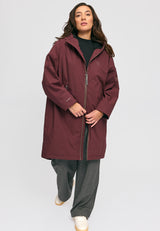 Kate ist 1.75m und trägt Größe S