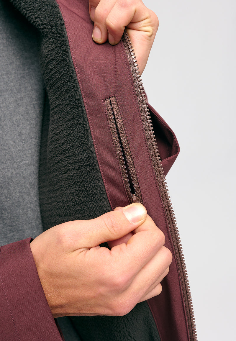 Dominik ist 1.91m und trägt Größe L