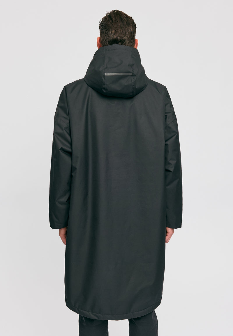 Dominik ist 1.91m und trägt Größe L