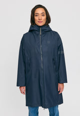 Kate ist 1.75m und trägt Größe S