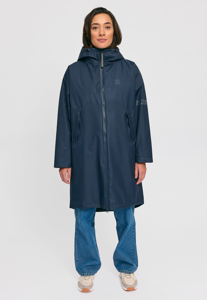 Kate ist 1.75m und trägt Größe S