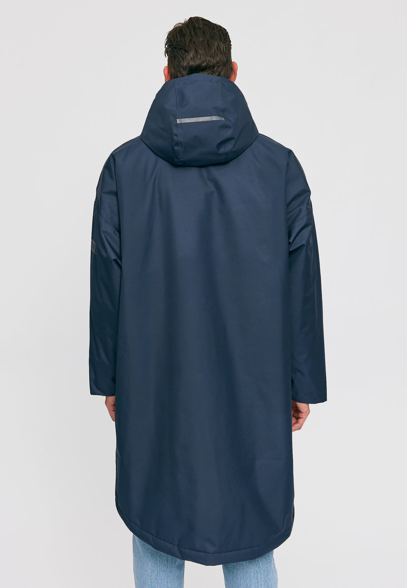 Dominik ist 1.91m und trägt Größe L