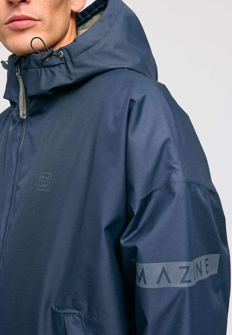 Dominik ist 1.91m und trägt Größe L