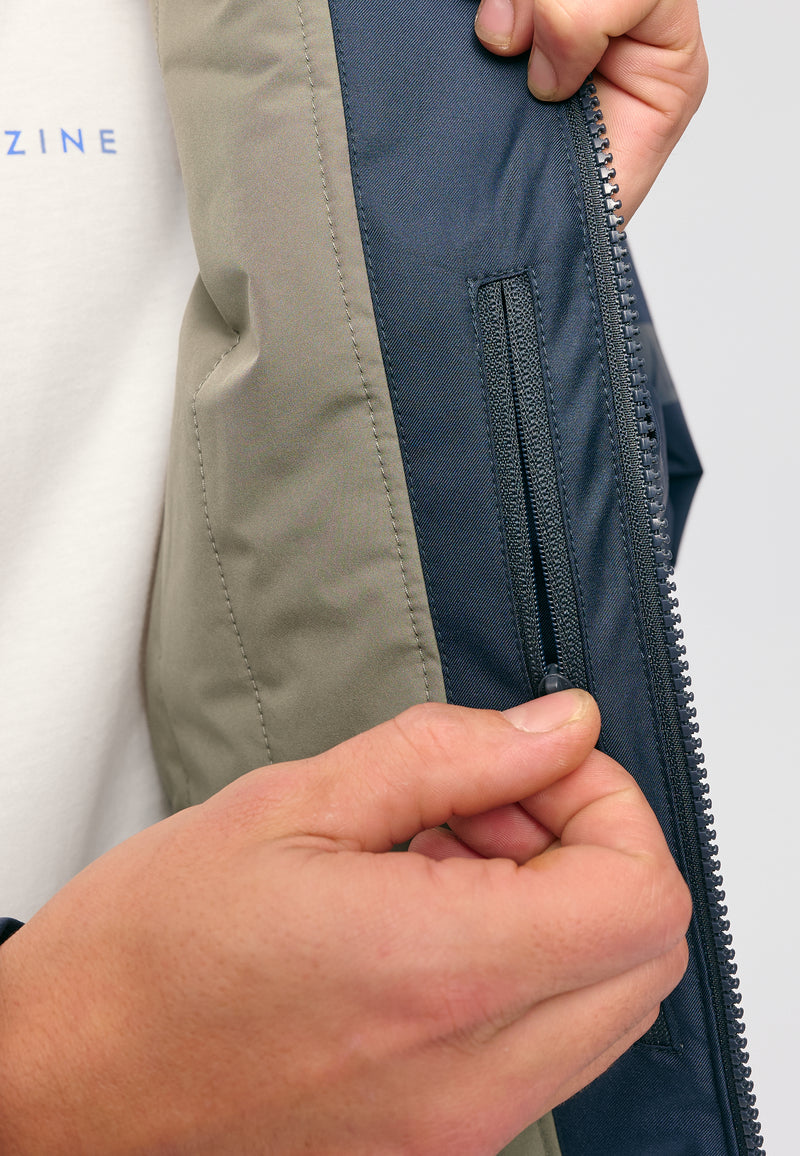 Dominik ist 1.91m und trägt Größe L