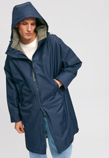 Dominik ist 1.91m und trägt Größe L