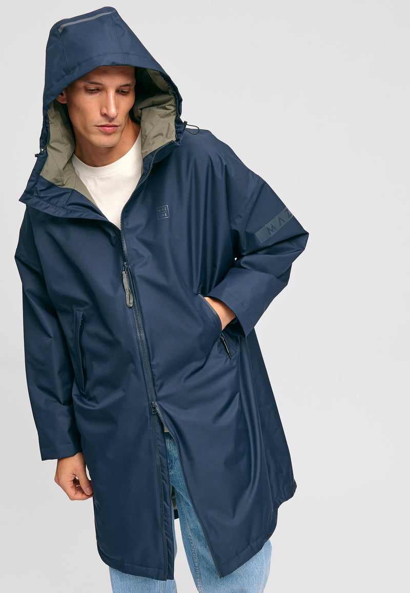 Dominik ist 1.91m und trägt Größe L