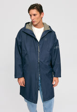 Dominik ist 1.91m und trägt Größe L