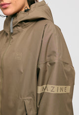 Kate ist 1.75m und trägt Größe S