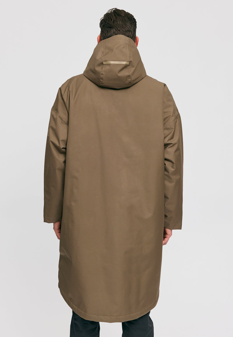 Dominik ist 1.91m und trägt Größe L