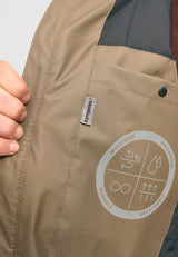 Dominik ist 1.91m und trägt Größe L