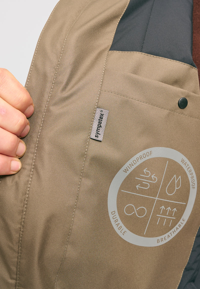 Dominik ist 1.91m und trägt Größe L