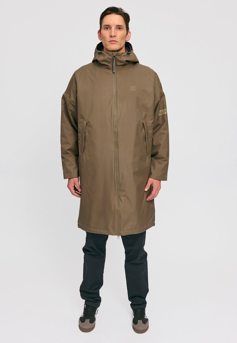 Dominik ist 1.91m und trägt Größe L