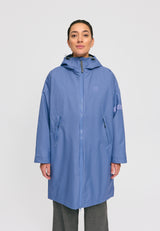 Kate ist 1.75m und trägt Größe S