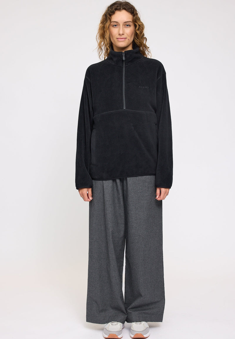 Angelique ist 1,75 und trägt Größe S | Terence ist 1,90 und trägt Größe L