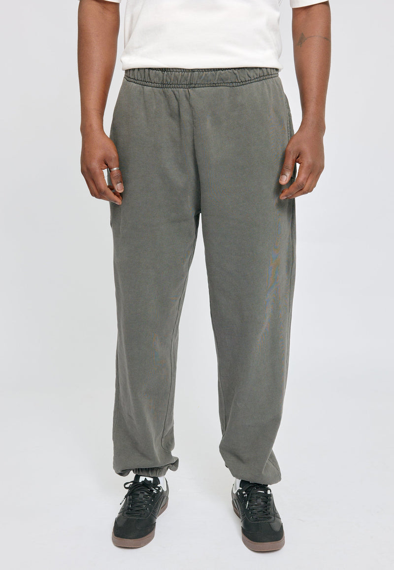 Julia ist 1,78 und trägt Größe S | Prince ist 1,85 und trägt Größe L